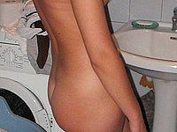 Scharfe Hausfrau nackt im Badezimmer und der Kche