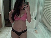 Sexy Amateurin fotografiert sich selbst nackt