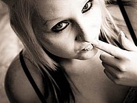 Blondine mit Piercings und Tattoos