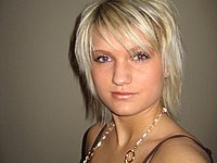 Geiles blondes Luder mit rasierter Muschi