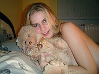 Junge Blondine (18) zeigt dir ihre nackten Brste