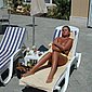 Sexy Blondine zeigt im Urlaub viel nackte Haut
