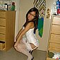 Geile Asiatin in weissen Strapsen und Dessous