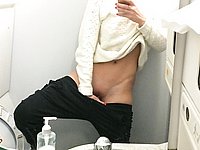 Scharfes Luder fotografiert sich selbst nackt im Badezimmer