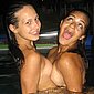 Kleine Luder oben ohne im Pool