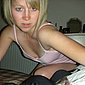 Versaute junge Blondine - nackt mit feuchter Muschi