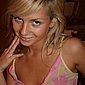 Junge sexy Blondine mit kleinen Titten