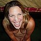 Geile Frau beim Blasen mit Sperma im Gesicht