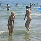 Zwei geile M�dchen oben ohne am Strand