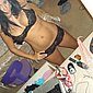 Junges sexy Model fotografiert sich selbst vor dem Spiegel