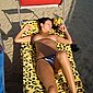 Scharfes Luder mit dicken M�pse nackt im Urlaub