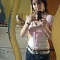 Junge Frau zeigt ihr Muschi Piercing