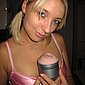 Geile Blondine holt ihrem Freund einen runter