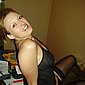 Blondes Blaseweib mit verbundenen Augen am Blasen