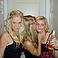 Besoffene M�dchen zeigen ihre Muschis
