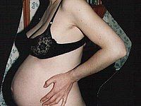 Schwangere zeigt ihre geile behaarte Fotze