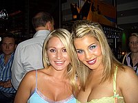 Blondes Party Luder beim Schwanz blasen