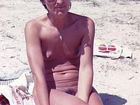 Reife Frau nackt im Urlaub - Private Strandbilder