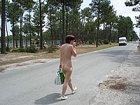Naturistin nackt im Freien - Nackt im Urlaub