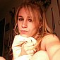 Scharfes Blondchen zeigt ihre leckere M�se