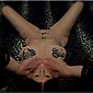Reife Schlampe mit vielen Tattoos und blanker Fotze