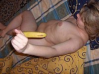 Versaute Hausfrau befriedigt sich mit der Banana