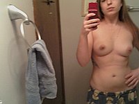 Studentin fotografiert sich im Badezimmer des Hotels selbst nackt