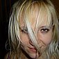 Zeigefreudige Blondine mit dicken M�psen und grossen Schamlippen