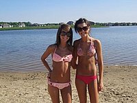 Freundinnen gemeinsam im Urlaub - Private Bikini Fotos