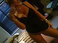 Versaute Blondine mit sexy Kurven fotografiert sich selbst nackt mit dem Handy