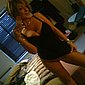 Versaute Blondine mit sexy Kurven fotografiert sich selbst nackt mit dem Handy