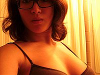 Hbsche asiatische Studentin fotografiert sich selbst nackt