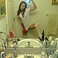 Sexy M�dchen fotografiert sich selbst nackt mit dem Handy