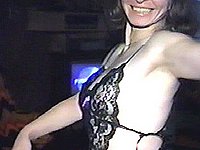 Reife Frau zeigt ihre Titten und ihre nackte Muschi
