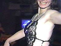 Reife Frau zeigt ihre Titten und ihre nackte Muschi