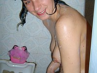 Melina (19) nackt unter der Dusche