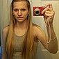 Junge Blondine fotografiert sich selbst nackt