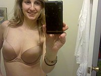Hbsche Blondine fotografiert sich nackt im Badezimmer