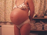 Schwangere mit dickem Bauch nackt fotografiert