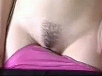 Geile Hausfrau zeigt ihre Muschi und ihre Hängetitten