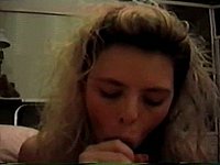 Schwanzgeile Blondine bläst bis zum Sperma abspritzen