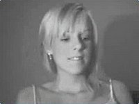 Blondes Mdchen filmt ihre Titten vor der Webcam