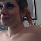 M�dchen mit geilen dicken Titten bl�st auf Knien