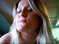 Schwanzgeile Blondine raucht beim Blowjob