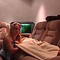 Geile Blondine befriedigt ihren Freund mit der Hand