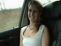 Junges Mädchen beim Vibratorsex im Auto