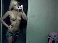 Sexy Blondine filmt sich selbst Privat nackt im Bad
