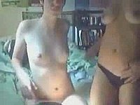 Zwei junge Lesben beim Webcam Sex