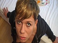 Kurzhaariges Mädchen beim Blasen mit Sperma schlucken