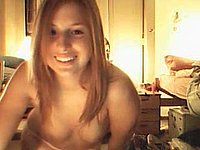 Mädchen (18) mit kleinen Brüsten beim Webcam Strip